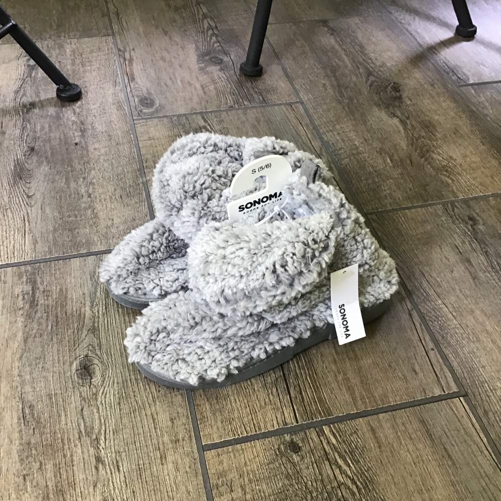 Women’s Size S(5-6) furry slippers